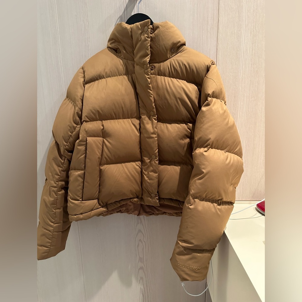 LULULEMON WUNDER PUFF CROPPED JACKET
SIZE 6 IN BOLD BEIGE
